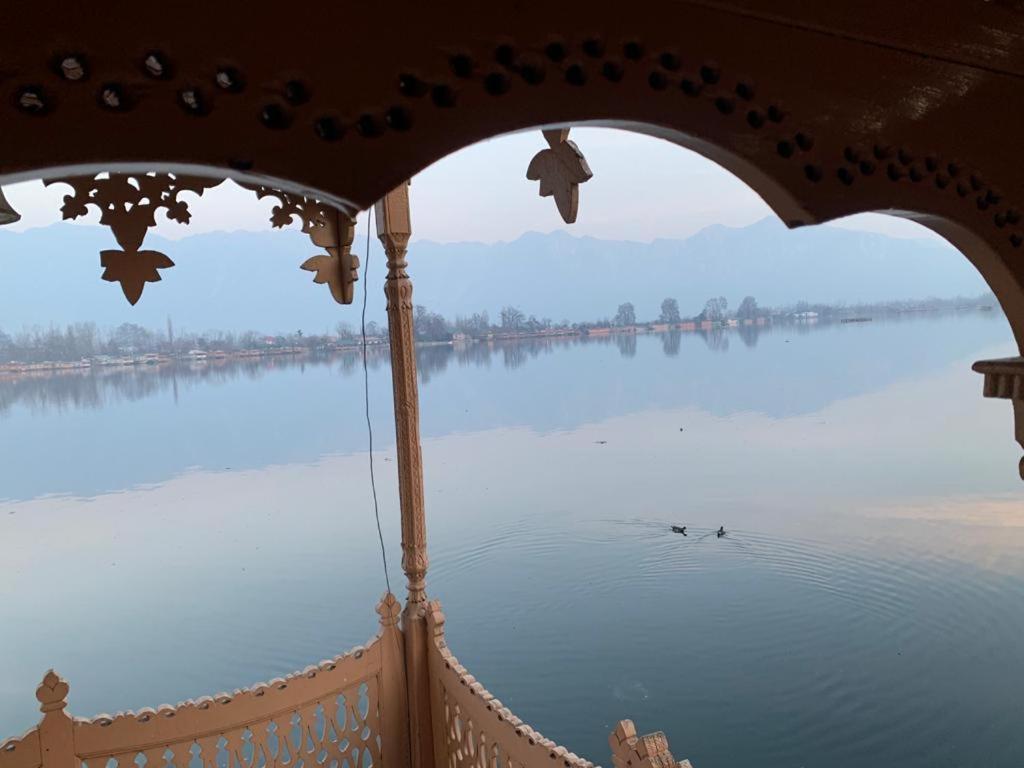 Yadgaar Houseboats Hotel Srīnagar Buitenkant foto