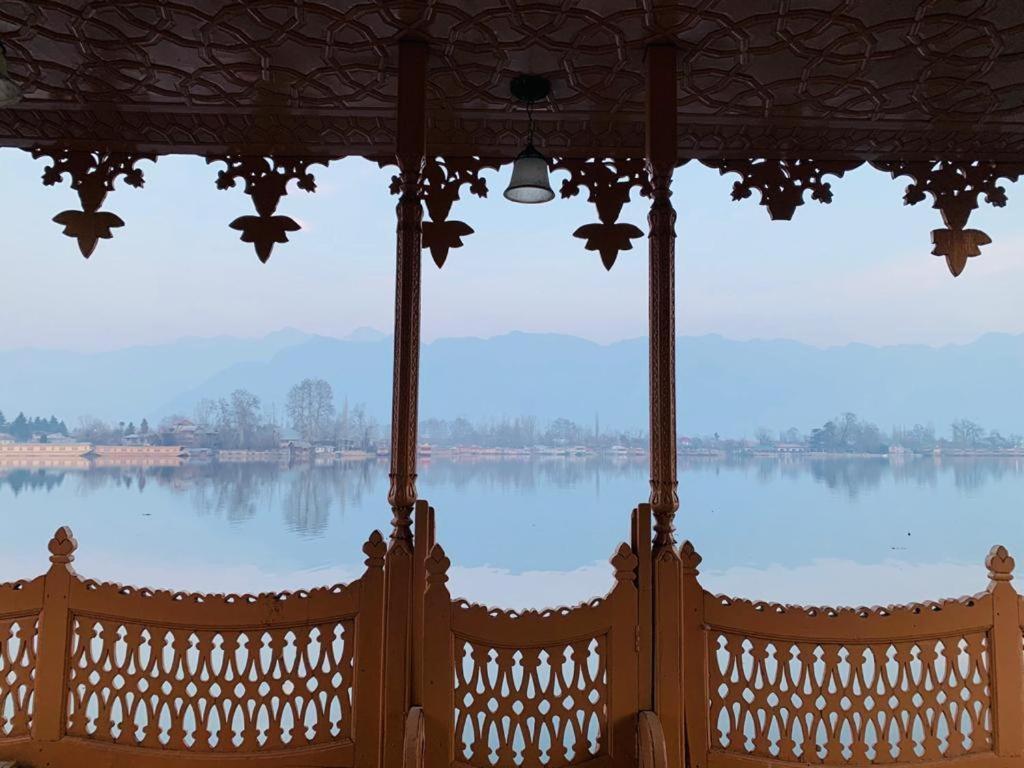 Yadgaar Houseboats Hotel Srīnagar Buitenkant foto
