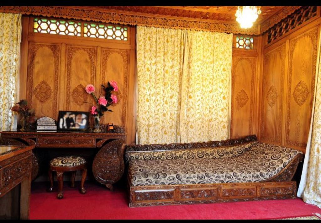 Yadgaar Houseboats Hotel Srīnagar Buitenkant foto