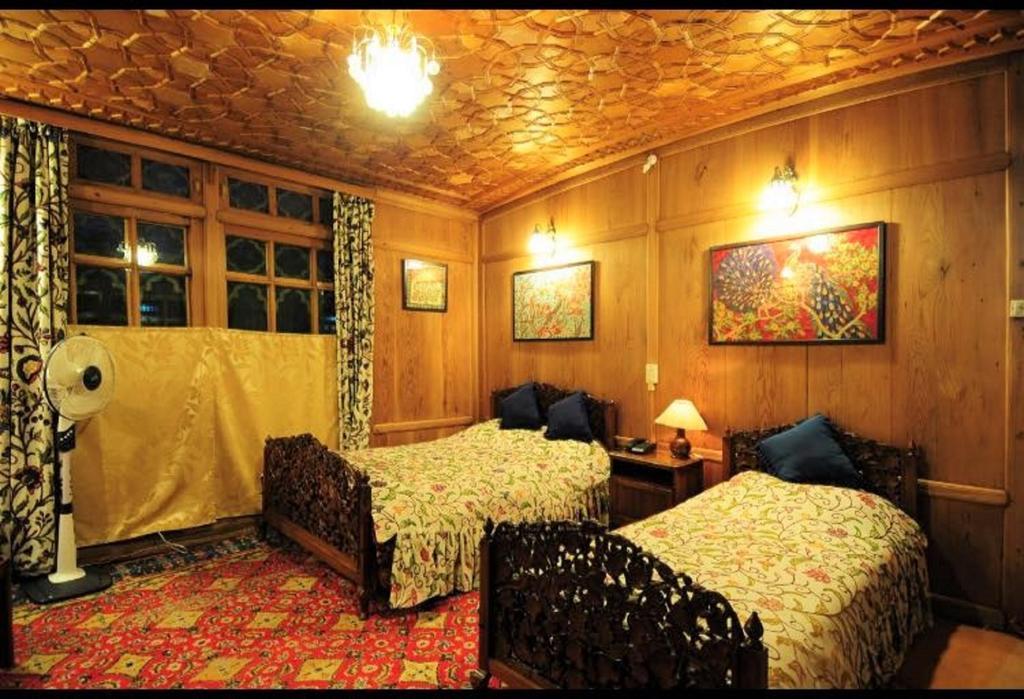 Yadgaar Houseboats Hotel Srīnagar Buitenkant foto