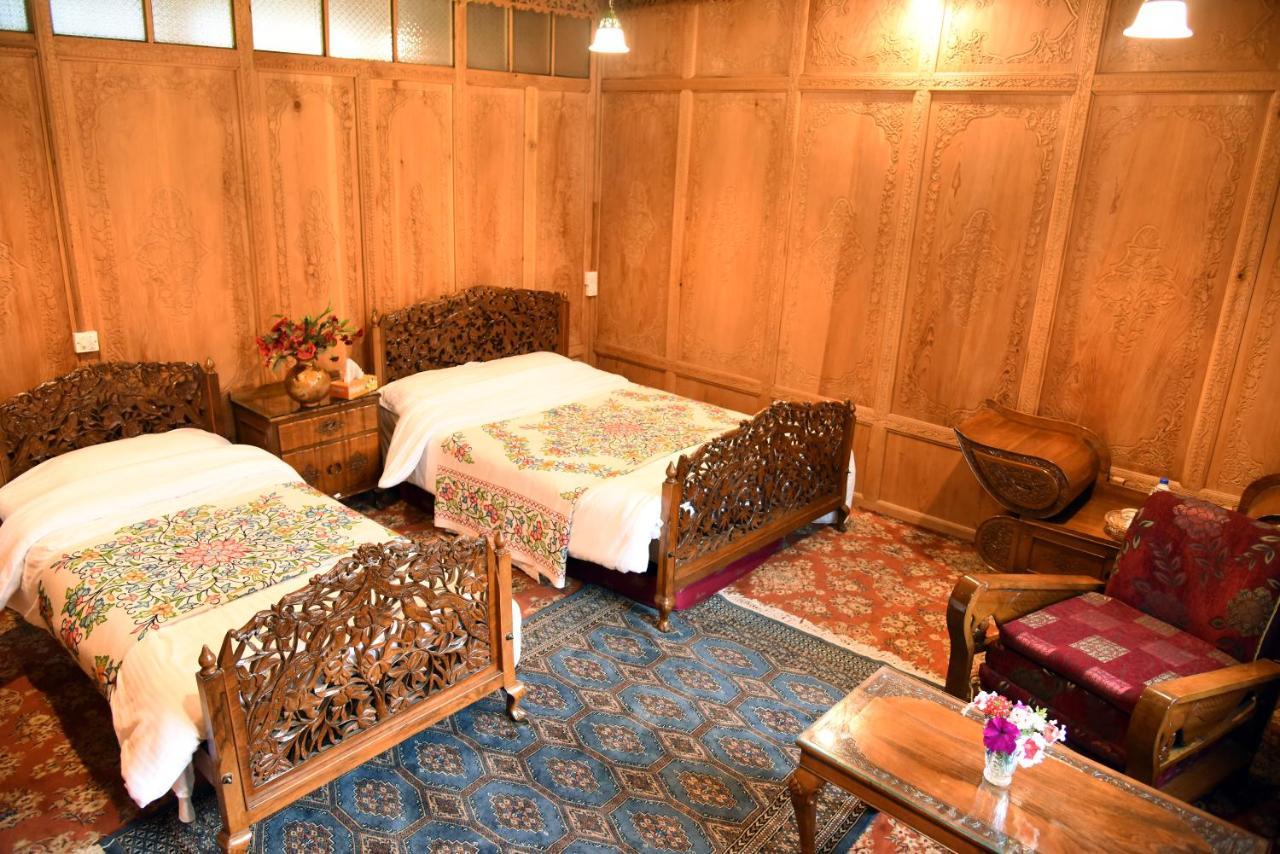 Yadgaar Houseboats Hotel Srīnagar Buitenkant foto