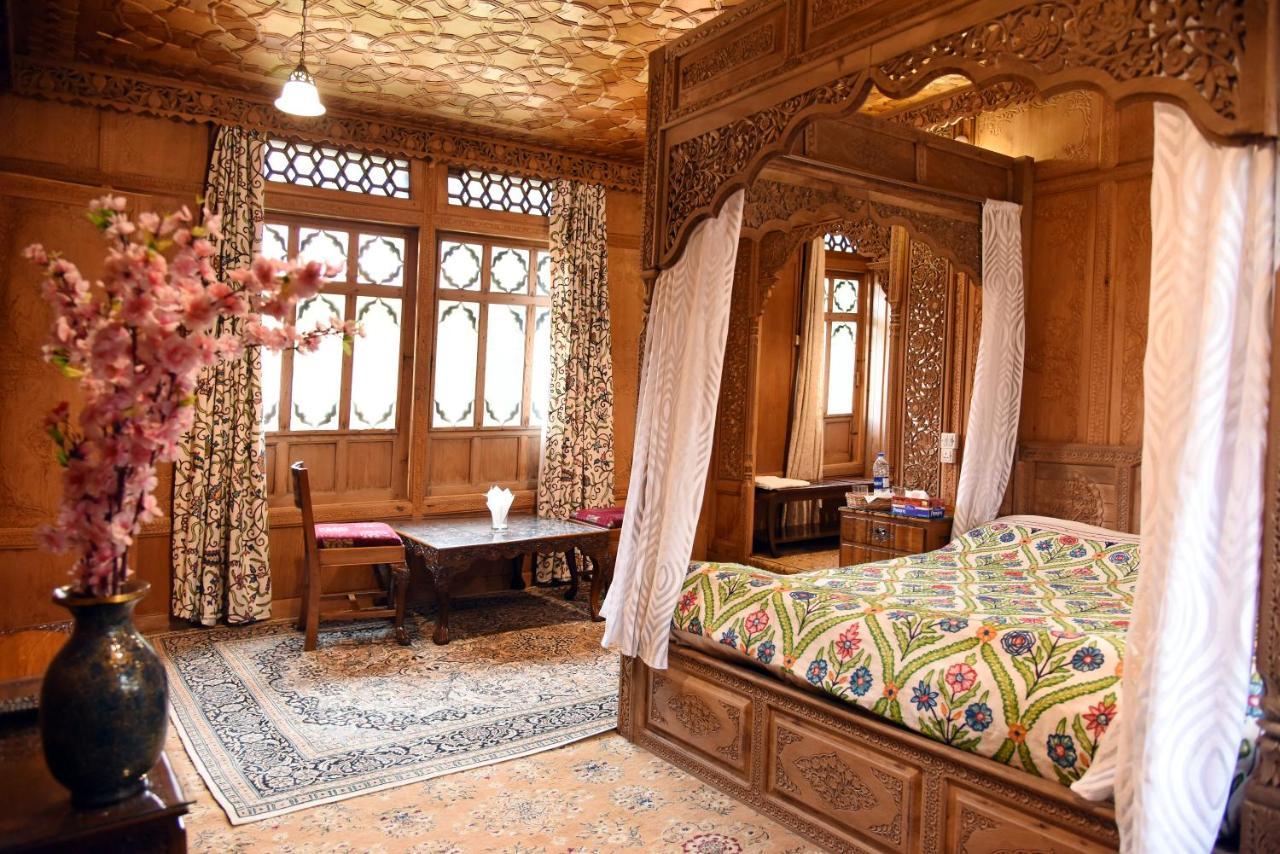 Yadgaar Houseboats Hotel Srīnagar Buitenkant foto