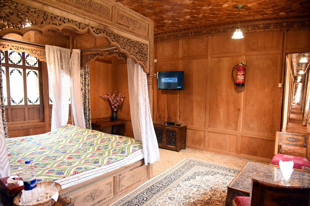Yadgaar Houseboats Hotel Srīnagar Buitenkant foto