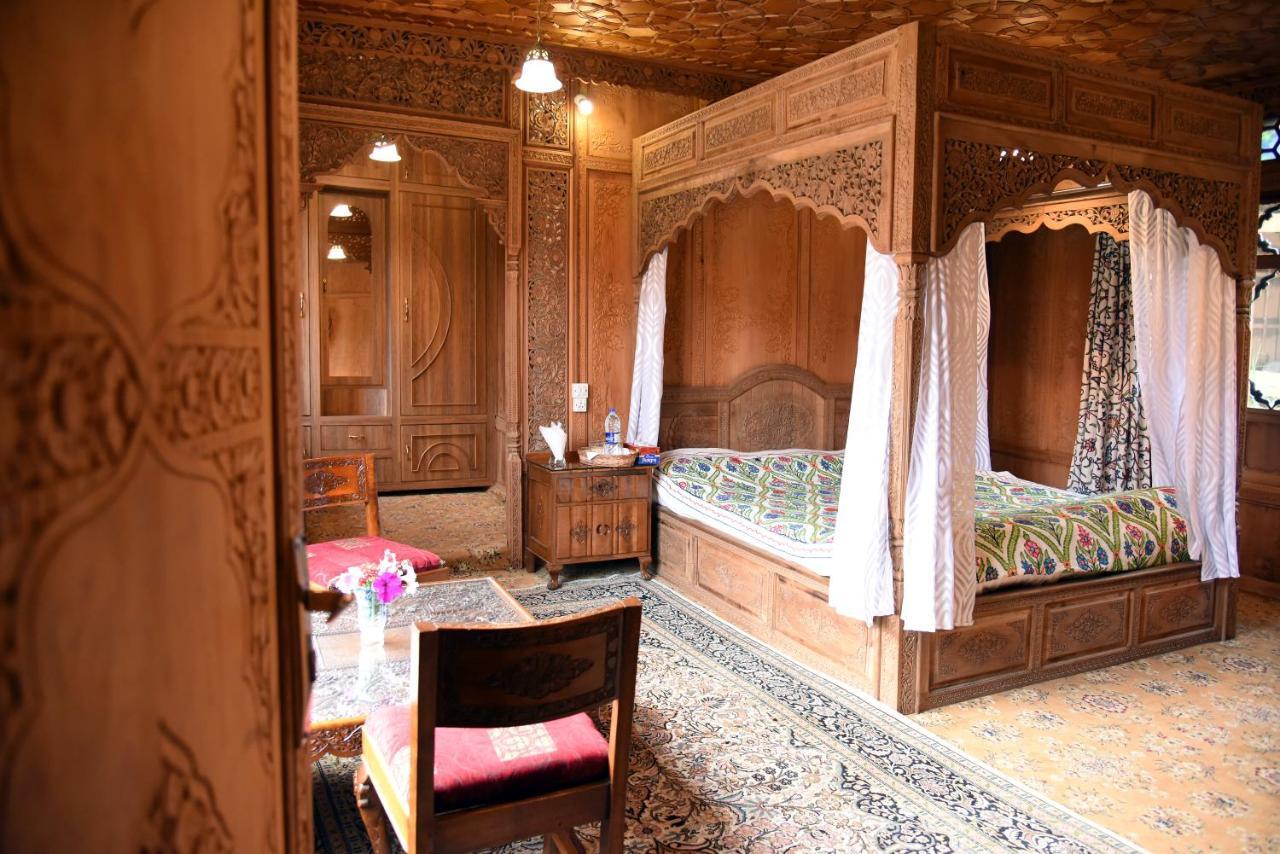 Yadgaar Houseboats Hotel Srīnagar Buitenkant foto