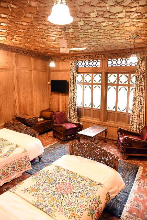 Yadgaar Houseboats Hotel Srīnagar Buitenkant foto