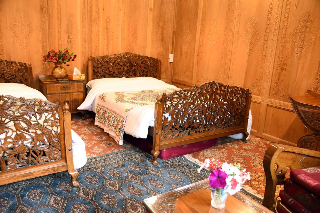 Yadgaar Houseboats Hotel Srīnagar Buitenkant foto