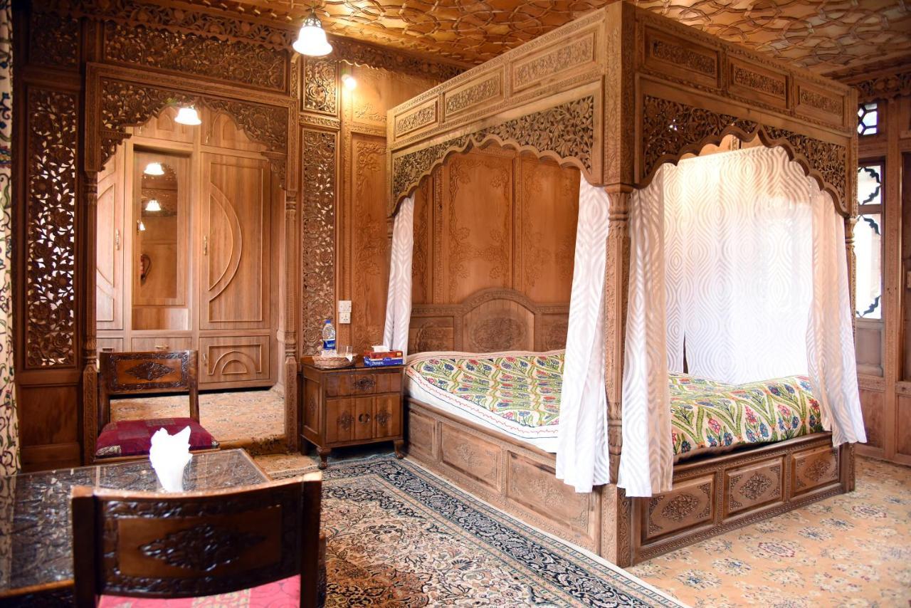 Yadgaar Houseboats Hotel Srīnagar Buitenkant foto