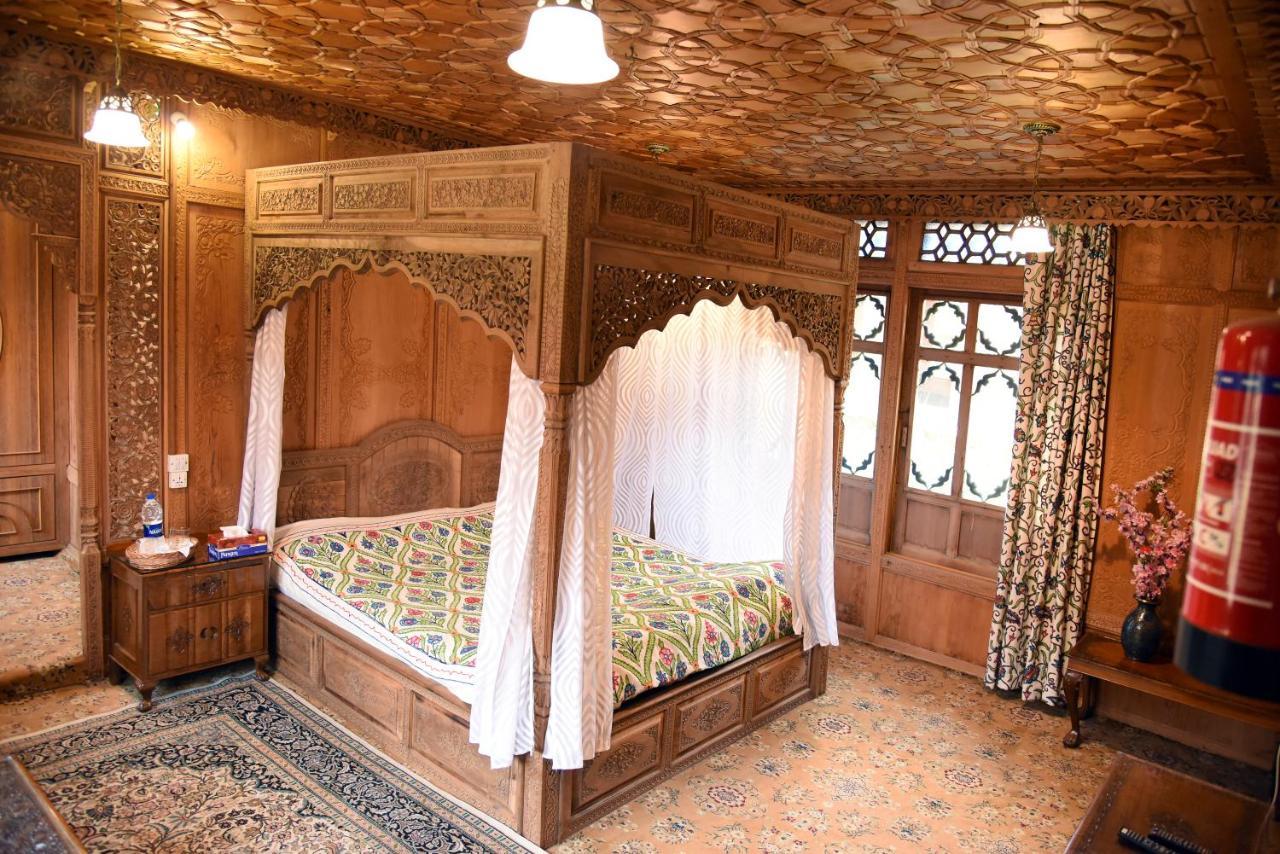 Yadgaar Houseboats Hotel Srīnagar Buitenkant foto
