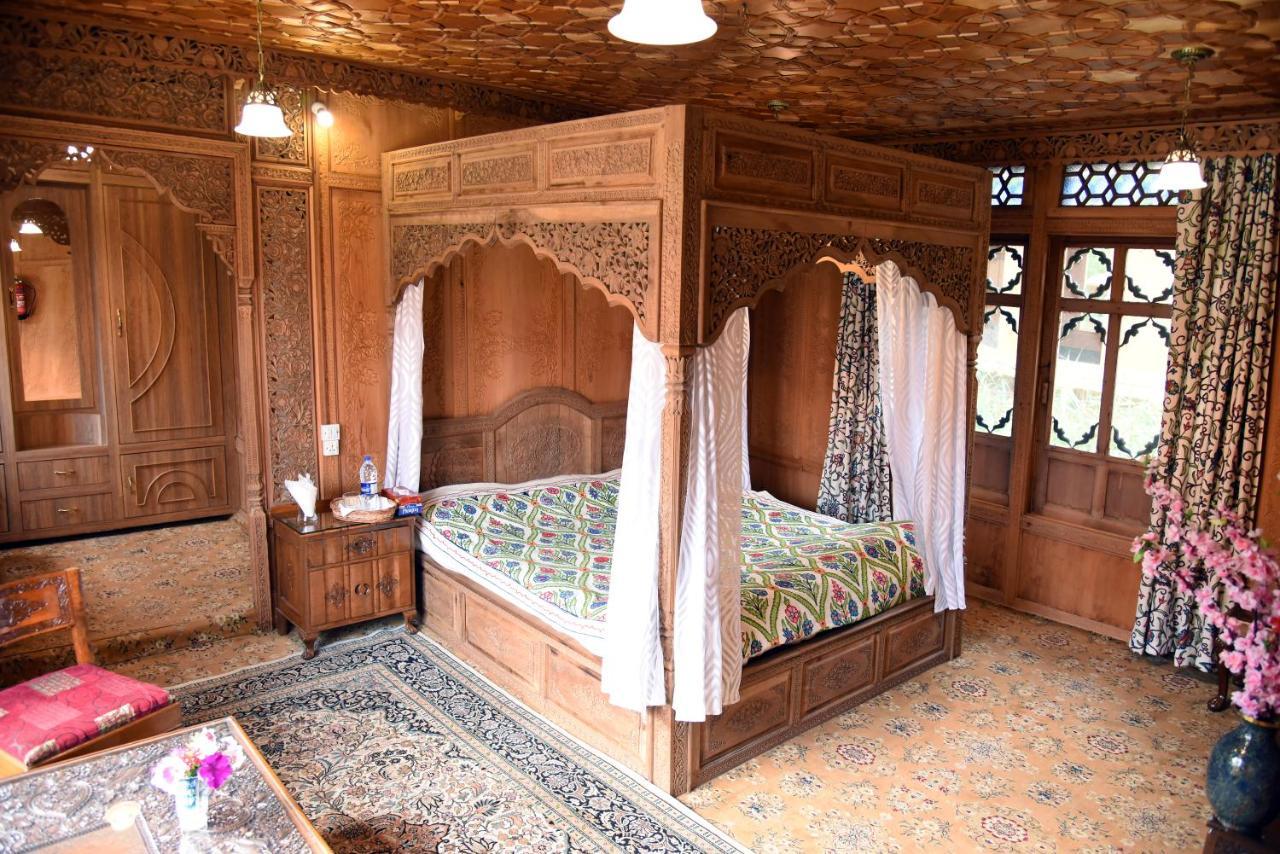 Yadgaar Houseboats Hotel Srīnagar Buitenkant foto